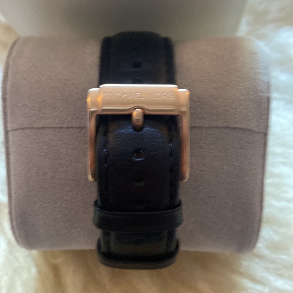 Michael Kors watch rose gold with a black leather band - Picture 3 of 3